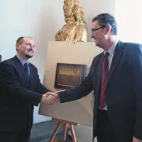 Predsednik uprave Luke Koper  Gašpar Gašpar Mišič (levo) in in ravnatelj pomorskega muzeja Franco Juri upata, da se bo še katero podjetje odločilo za podobno donacijo 