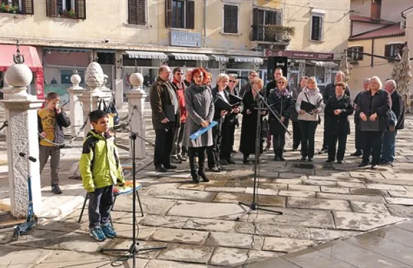  Zdravljica, ki jo je zapel šestletni Luka Malič, je napolnila ulice marsikdaj za kulturo gluhega mesta