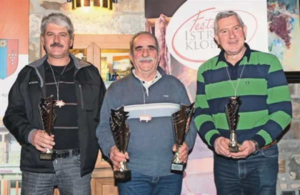 Feručo Škerlič (v sredini) s pokaloma za najboljšo istrsko  klobaso po mnenju strokovne komisije in publike. Drugo mesto je osvojil Klavdij Bembič (levo), tretje pa Davor Šantič.