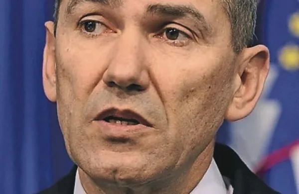 Novinarju finske televizije YLE Magnusu Berglundu, ki je leta 2008 pripravil oddajo Resnica o Patrii, se zdi žalostno, da se je o črki J, ki naj bi označevala nekdanjega slovenskega predsednika vlade Janeza Janšo, toliko razpravljalo