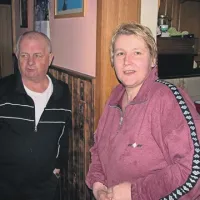 Silvo in Helena Erjavec sta do aparata za zasilno napajanje z elektriko prišla po petih urah hoje in vleki stroja na sankah  