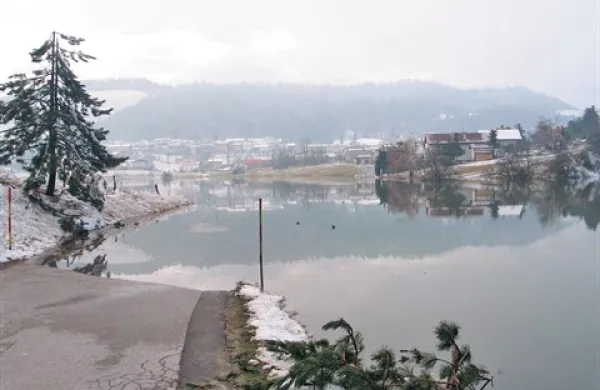 Jezero med Bačem in Knežakom je zalilo lokalno cesto med obema vasema
