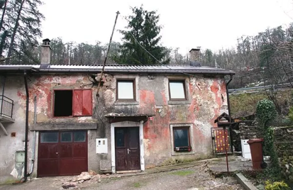 Pokojni Tomaž Kapelj je agregat  popravljal v desnem delu hiše, sam pa je živel v skrajnem levem delu.  Verjetno je  prišel pogledati, zakaj  je ugasnil.  Ogljikov monoksid, ki je verjetno ustavil agregat, pa je bil zanj usoden. Gasilci so ga našli za