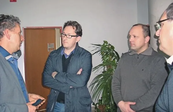 Krizni štab v Postojni (na fotografiji med obiskom ministra Gregorja Viranta) je prešel v operativno delovanje