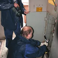 Delavci EP so najprej odstranili kable iz agregata  in po desetih  trafo postajo znova priključili na  običajno  omrežje   