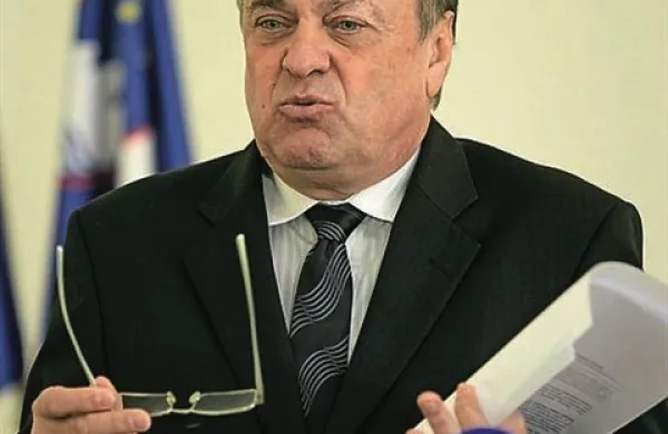 Preiskovalci Nacionalnega preiskovalnega urada (NPU) so danes zaradi domnevne preslepitve pri pridobitvi posojila podali kazensko ovadbo zoper ljubljanskega župana Zorana Jankovića, poleg njega pa tudi zoper njegove nekdanje sodelavce Romana Jakiča,