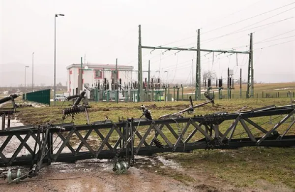  Oskrba z električno energijo se na večini prizadetih območij vrača v ustaljene tirnice, toda dež po državi grozi z novimi težavami