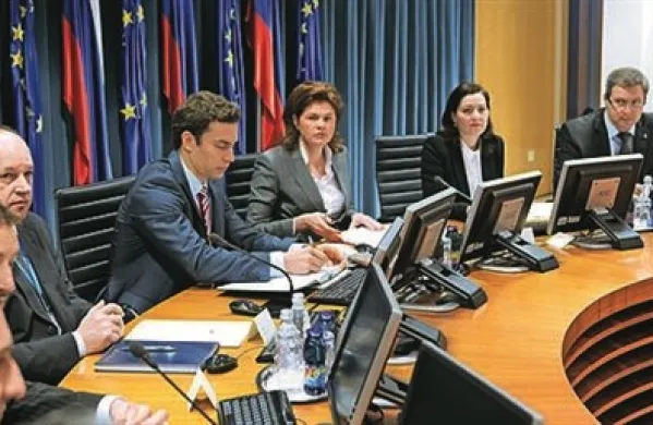 Vlada bo ustanovila operativno delovno skupino, katere naloga bo čim prej ugotoviti, kakšne so potrebne spremembe zakonodaje za to, da bo sanacija po ledeni ujmi potekala čim hitreje, je po sestanku glede odpravljanja posledic ujme povedala premierka