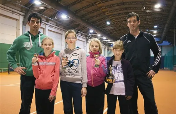  Otroška ekipa TK Nova Gorica (od leve): Luka Špacapan trener), Sara Lisjak, Maja Zucchiati, Elena Plesničar, Ema Školaris in  Bor Zorzut (trener)
