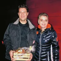 Scenaristka in režiserka Alma Lapajne s soprogom na predpremieri v Pivki