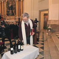 Izolski župnik Janez Kobal je v cerkvi Marije Alietske blagoslovil vina in prireditev