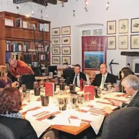 Vodeno degustacijo vin Vinakoper je usmerjal glavni enolog Boštjan Zidar (v sredini)