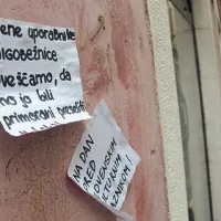 Dan pred kulturnim praznikom se je nekdo pritožil, da mu je lesena knjižna polička, nameščena na višini 1,7 metra, povzročila glavobol