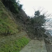 Sprehajalna obmorska pot od Pirana do Fiese je zaradi podora zemlje in kamenja neprehodna in zavarovana