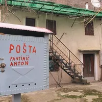 Anton Fantinič, ki je s kamenjem onemogočil prehod čez staro pot, speljano mimo njegove hiše, že dlje časa menda živi v domu za starejše občane 