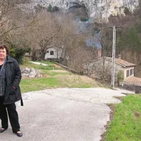 Egidija Pavlič ne razume, zakaj bi morala do svoje hiše v oster ovinek (pri čemer bi morala prečkati državno mejo), ko pa pot, ki vodi naravnost, (tudi v dokumentih) obstaja že sto let