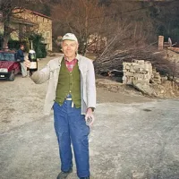 Anton Fantinič je pred 15 leti takole nazdravljal novemu asfaltu v vasi. V ozadju je videti “stoletno” pot, ki je tedaj še bila prevozna.