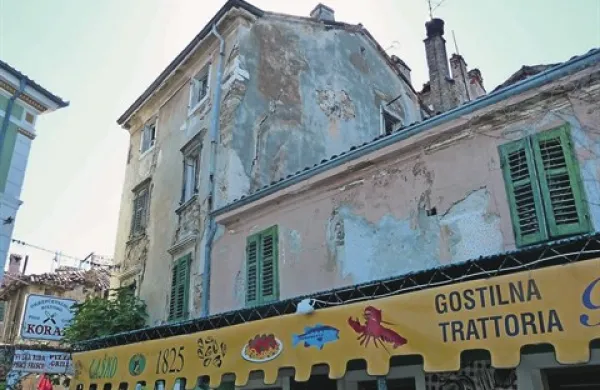 Objekt, v katerem občina  snuje družinski hotel,    kazi okolico izolskega mandrača. Tudi njegova varnost je vprašljiva.   