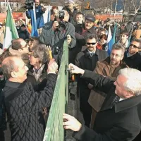 Župana Gorice in Nove Gorice Vittorio Brancati in Mirko Brulc sta pred desetimi leti simbolično odstranila prvi del ograje na meji med mestoma
