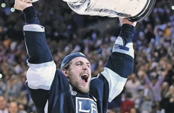 Anže Kopitar je z Los Angeles Kingsi leta 2012 dvignil Stanleyjev pokal