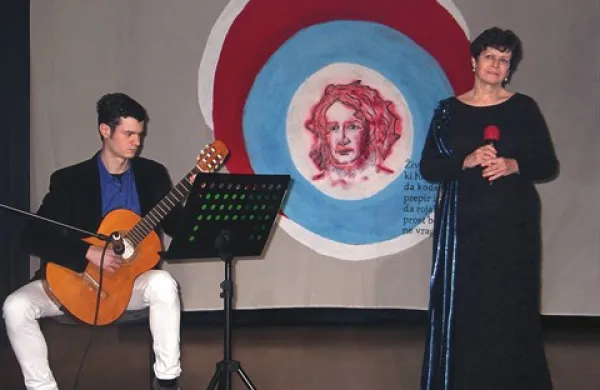 Zdenka Kallan Verbanec je na proslavi kulturnega dne ob kitarski spremljavi sina Luke interpretirala svojo pesem, posvečeno morju 