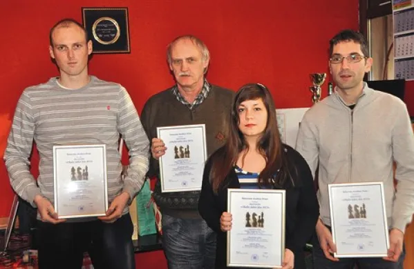 Na že tradicionalnem podeljevanju  priznanj obalni šahist  so jih za odmevne dosežke v letu 2013 prejeli: (na fotografiji z leve) Miha Vidic (Piran), Andrej Žnidaršič za prvo ekipo ŠD Piran, Veronika Franca (Val Koper) in Valter Pregarac  (Piran)