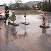Na cesti skozi vas Bač iz betonske razpoke bruha podtalnica 