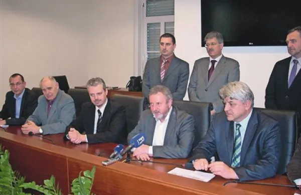     Divaškega župana Draga Božca, pivškega župana Roberta Smrdelja in bistriškega župana Emila Rojca (na fotografiji sedijo v sredini) so včeraj v prizadevanjih po čim prejšnji izgradnji avtoceste Razdrto-Jelšane podprli kolegi s Hrvaške