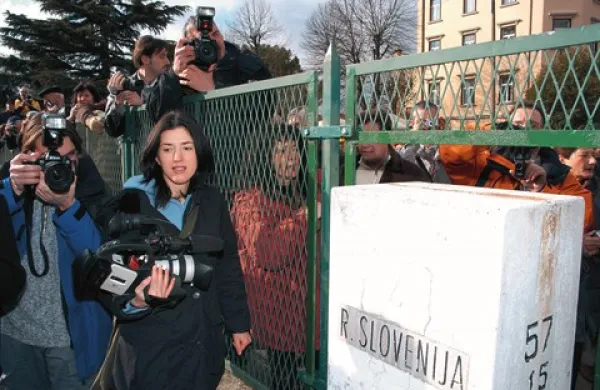 Anja Medved je s kamero v roki seveda dokumentirala tudi padec ograje na trgu med Goricama