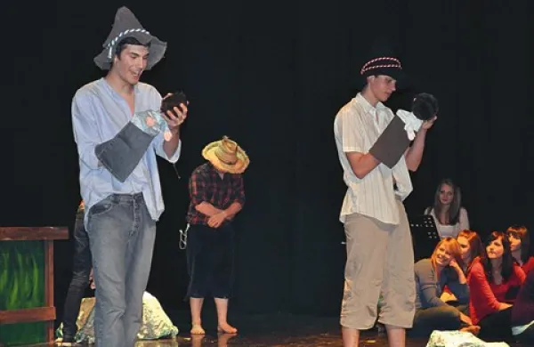 Eden od kulturnih projektov, ki že več let povezuje mlade z obeh strani meje, je Srečanje šolskih gledaliških skupin