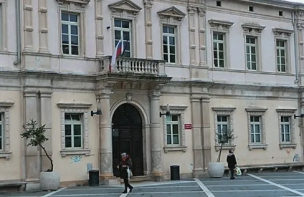 Neznanci so vlomili v  stavbo piranskega sodišča