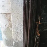 Vrata sodišča so bila poškodovana in odprta, je opazil varnostnik
