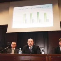 Predsednik vrhovnega sodišča Branko Masleša (tretji z leve) je skupaj s sodelavci predstavil lanske rezultate sodstva in letošnje prednostne naloge