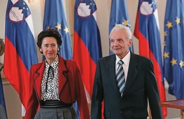 Predsednik republike  je danes s srebrnim redom za zasluge odlikoval Mikija Mustra, z redom za zasluge pa veleposlanico Španije Anunciado Fernandez de Cordova