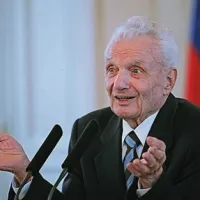 Prvi slovenski risani film Puščica jeMiki Muster  leta 1960 režiral in animiral za Viba film 