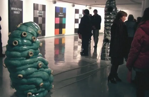 Platna Dušana Kirbiša (v ozadju) in skulpturi Mirka Bratuše na razstavi  v Mestni galeriji
