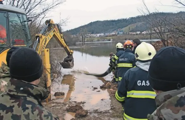 Nameščanje velike vodne črpalke in polaganje sesalnih cevi v jezero Ponikve 