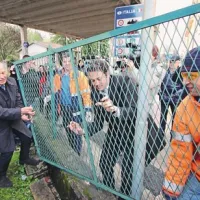 Župana Romoli (levo) in Arčon sta včeraj simbolno odstranila “svoj” del ograje na meji