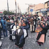Valmarinke so lani v koprskem sprevodu na hrbtih nosile može in dobile glavno nagrado 