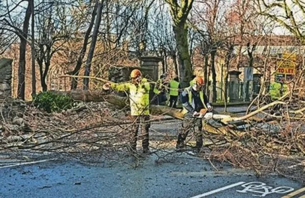 Več deset tisoč domov v Veliki Britaniji je še vedno brez električne energije, močno je oviran tudi promet