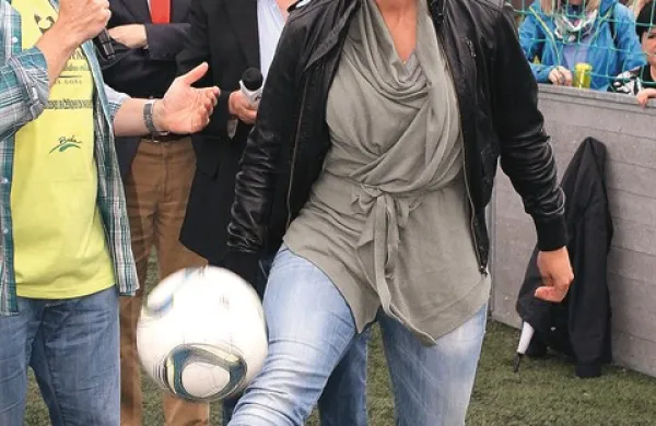 Takole je  junija lani Tina Maze demonstrirala nogometno znanje v Vipolžah