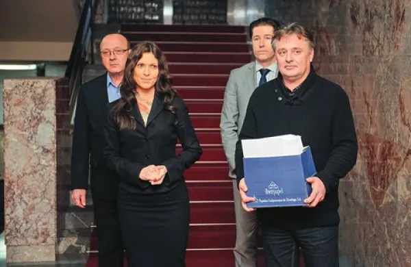 Skupina državljanov s prvopodpisano poslanko SDS Evo Irgl je v začetku februarja  vložila podpise za začetek postopka za razpis referenduma