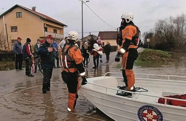 Kolpa je minulo noč poplavila predmestja Karlovca na Hrvaškem in povzročila veliko  škodo