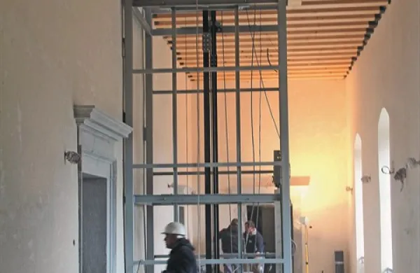  Staro in z dvigalom tudi sodobno v enem ... 