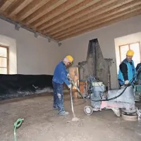 Stranski sobi ob osrednji dvorani bo prekrival teraco tlak, ki je bil po besedah  Mozetiča običajen v takšnih vilah  