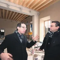  Osrednji prostor v vili bo glavna dvorana, ki jo bo mogoče pregraditi v tri manjše. Direktor občinske uprave Andrej Markočič (levo) se  spomni, da  so tam svoj čas igrali tenis.