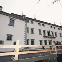 Skoraj snežno belo pročelje  z dekoracijami v kamnu bo vili  spet dalo mogočni videz