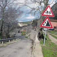 V Podpeči je veliko prometnih znakov, ki opozarjajo na nevarnost padajočega kamenja in na parkiranje pod stenami na lastno odgovornost 