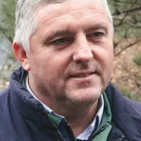 Mirjan Cunja: “Zdaj je najbolj nevarno. Delavci so točno pod plazom. Pa še 15-metrski pas gozda je posekan.”