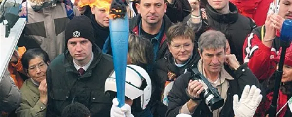 Jure Franko se je med Novogoričane in Goričane vrnil tudi leta 2006, ko je na skupni trg med mestoma prinesel olimpijski ogenj pred igrami v Torinu 

